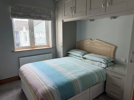 Comfortable Modern Spacious 2 Bed Apartment with Sea Views.