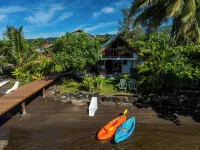 Toahere Beach House - Beachfront - Pool - Pontoon Hotels in Afaahiti