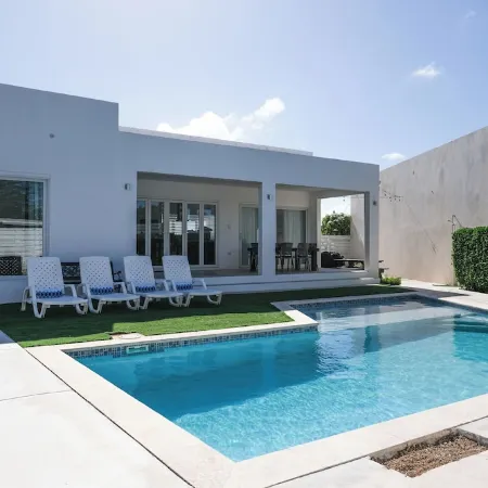 3-bedroom Villa in Noord, fully air-conditioned with private pool