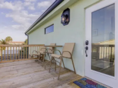 Elevated Beach Haus 克雷森特海灘酒店