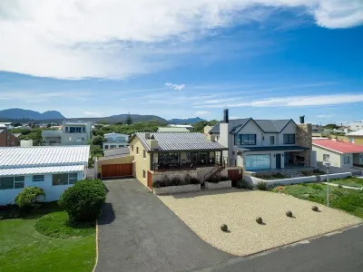 Mafari Beach House - Spectacular sunsets to rejuvenate your soul. Hotels in Sandbaai