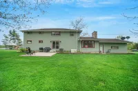 Cozy Secluded Estate with a Private Pond - Easy Access and Pet Friendly