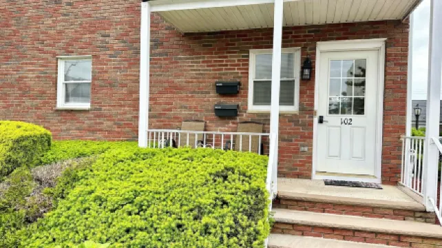 Cozy 1 bedroom apartment, just 2 houses from beach