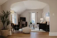 Charming 2-bedroom upper apartment in fabulous downtown Saint Charles, MN. فنادق في 