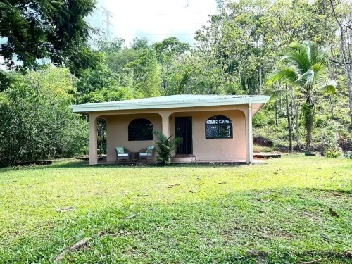 Cozy house in the middle of the mountains just minutes from the beach