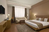 Ramada by Wyndham Neemrana - شرفة