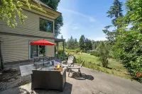 The Historic River Lodge - Your Private Riverfront Suite