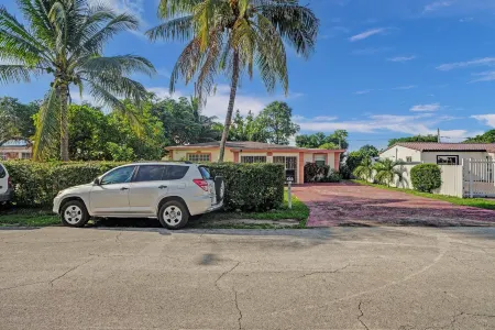 Charming 2-bedroom house in brilliant Miami with WiFi, AC that fits 8 people Отели рядом с достопримечательностью «Beijing Mart»