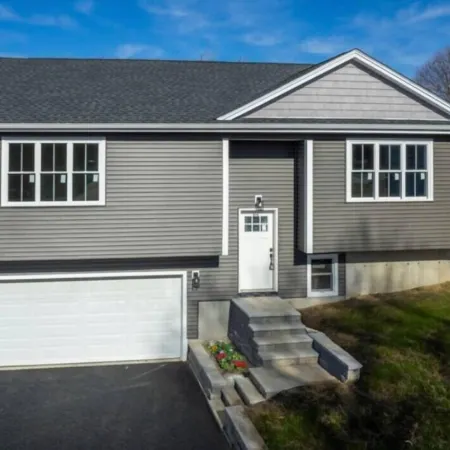 Brand new 3 bedroom house in welcoming Worcester with WiFi and AC