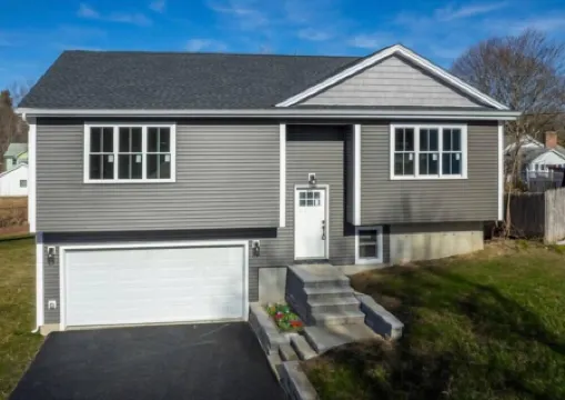 Brand new 3 bedroom house in welcoming Worcester with WiFi and AC