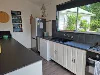 4 Bedroom Californian Bungalow - Sleeps 9. Short Walk to Shops, Beach and pub 세인트 레오나드 호텔