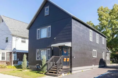 MANHATTAN MODERN: Large 3 bed, Fenced yard-Parking