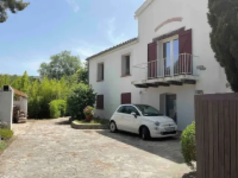 Quiet garden level 5 minutes from the beaches