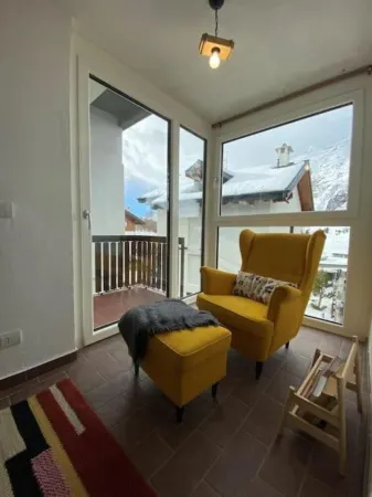 Cosy mountain apartment steps from the ski slopes – sleeps 4