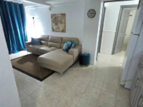 Charming 2- Bedroom Apartment with AC, WiFi in St Thomas' East End