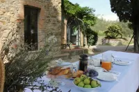 A Beautiful Tuscan Villa; a Large Private Pool, Spacious Grounds & Cinema Room. Hotel a Chianni
