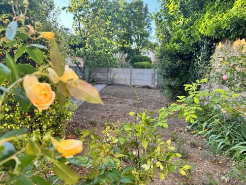 Urban Shelter Hotels in Bondy