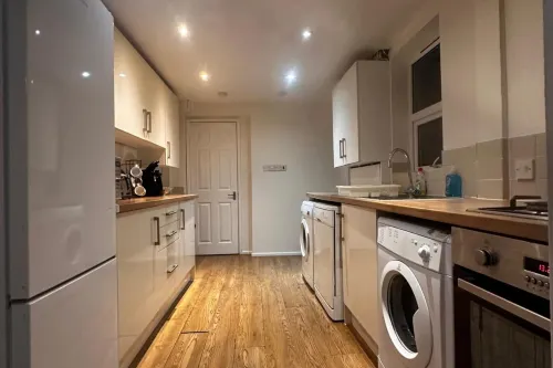 Curzon St - 4 Beds Sleeps 7 with Street Parking