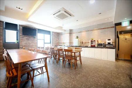 Yeosu K-Boutique Hotel Отели рядом с достопримечательностью «Aeyangwon History Hall»