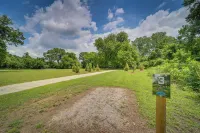 บ้าน Tulsa ที่มีการตกแต่งดี w/ Fire Pit & Patio! - โฮมสเตย์