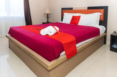 RedDoorz Plus @ Paal 2 Manado Отели в г. Tikala