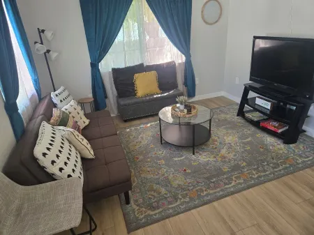 Newly built, stylish and spacious 3-bedroom getaway. Near SoFi Stadium & LAX. Отели рядом с достопримечательностью «Oviatt Building»