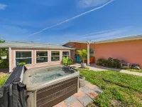 3 Bedroom 2 Bath Beachside House With Hot Tub