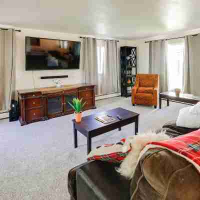 3 Mi to Pioneer Park and University Spacious Home! Rooms