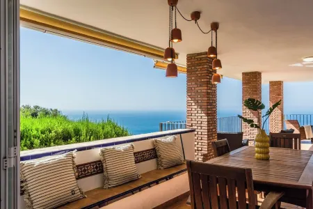 Villa El Pino. Beautiful and spacious Spanish style villa with private pool