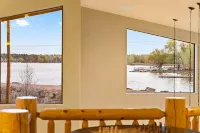 Water’s Edge Retreat,  Lake & Creek Views , Kayaks, Firepit, Massage,  Sleeps 10