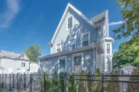 Colorful, Comfy & Modern - Close to NYC - Parking! Hotels in Mt Vernon