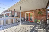 Chic Townhome w/ Deck: 6 Mi to Dtwn Baltimore