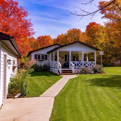 Ideal Winter Getaway for Snowmobiling, Skiing, Family Time! Hotels in Chautauqua County