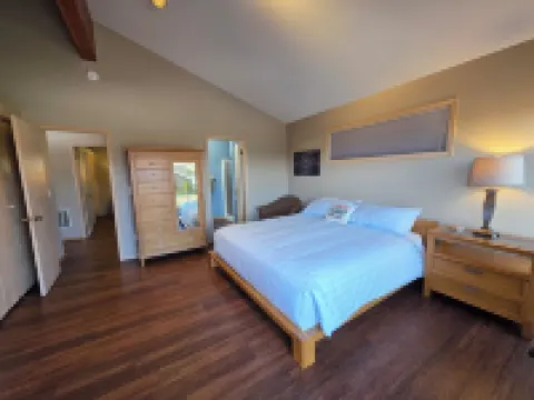 Sunrise Chalet at Wapato Point, Sleeps 12, Half Block to Sandy Beach Waterfront