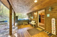 3 Mi to Snowshoe Resort: Cabin w/ Hot Tub - Wi-Fi