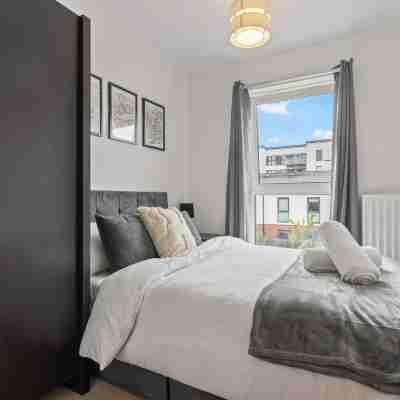 3-Bed Elegant House Near Museums, Bullring & Parks Rooms