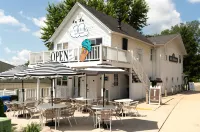 Heaven on Earth! 2 Bdr Fontana Flat, Walk to Lake - Wifi