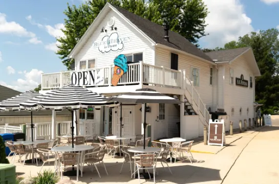 Heaven on Earth! 2 Bdr Fontana Flat, Walk to Lake