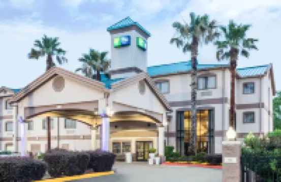 Holiday Inn Express & Suites LAKE CHARLES by IHG