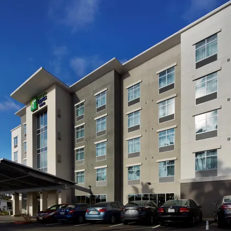 Holiday Inn Express & Suites SAN DIEGO - MISSION VALLEY by IHG Отели рядом с достопримечательностью «Стадион SDCCU»