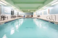 Holiday Inn Express & Suites MANHATTAN by IHG - Pools