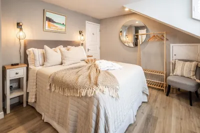 A Luxury Townhouse with Gated Parking in Central St Helier. Moments from the Sea Hotele w: 