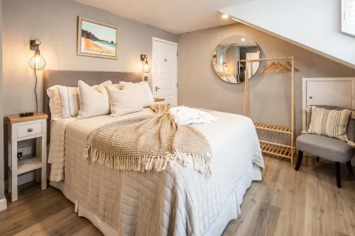 A Luxury Townhouse with Gated Parking in Central St Helier. Moments from the Sea - homestay