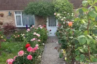 2-Bed House Sleeps 4 - Enclosed Garden - Tv & WiFi - parking