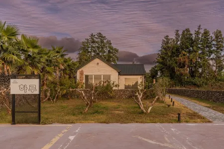 Jeju Cheongsu-ri Haru Private Pension Отели рядом с достопримечательностью «Dolgeobugi Suseok Bakmulkwan»