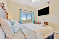 Bayview Balcony Condo, Hot tub & pool & Rum Bar!