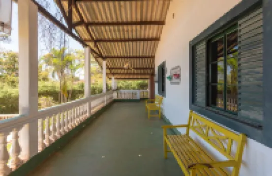 브라가나의 수영장과 벽난로가 있는 전원주택