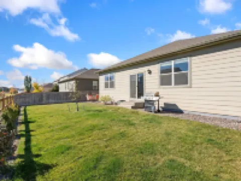 Windshire Retreat Pool, Garage & Pet-friendly Hotels in Windsor