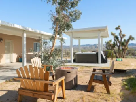 Hillside Desert House - Hot Tub, Fire Pit and BBQ! 3 Bedroom Home by RedAwning 絲蘭谷酒店