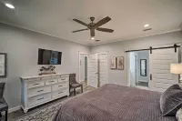 Quiet Fisherman's House w/ Hot Tub + Tropical Bar! - Balkon